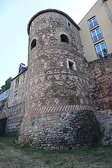 Vue de toute la hauteur d'une tour, depuis ses parties basses jusqu'à son sommet