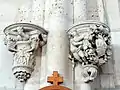 Consoles au bas-côté nord, entre la 3e et la 4e&nbsp;travée.