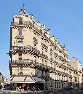 Croisement avec la rue de Lisbonne.