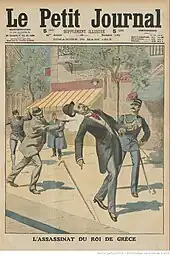 Gravure en couleurs représentant, sur un trottoir, un homme tirant dans le dos d'un homme vêtu de noir et portant un chapeau, sous les yeux d'un autre homme portant un uniforme bleu foncé.