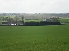 Photographie de champs et d'une ferme au Pin.