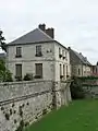 Les douves de l'ancien château.