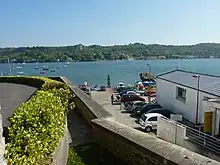 La cale du Passage au Relecq-Kerhuon et à l'arrière-plan, le Passage côté Plougastel-Daoulas.