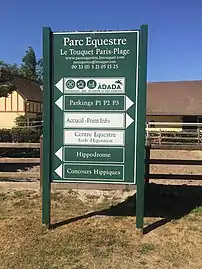 Un panneau de signalisation.