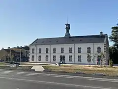 Bâtiment 100 de l'Arsenal devenu Maison des Associations.