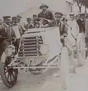 Le comte Gaston de Chasseloup-Laubat au Tour de France automobile 1899 (Hubert Le Blon à sa gauche, comme mécanicien embarqué).