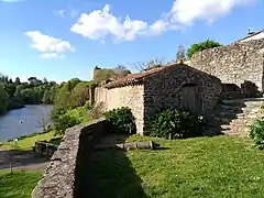 Le jardin public, avec vue sur les fortifications.