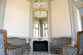 Le petit salon de musique.