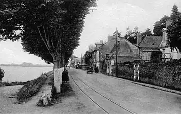 Photographie en noir et blanc d'un aménagement fluvial.