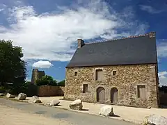 Lorsqu'on arrive sur le site, on se gare devant la ferme du Haut-Bécherel construite au XVIe&nbsp;siècle récemment rénovée. On aperçoit le temple derrière le bâtiment.
