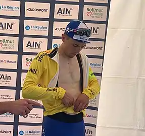 Andrea Bagioli, vainqueur de la première étape, endosse le maillot jaune.