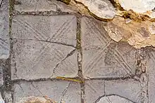 Carreaux de terre cuite striés.