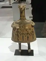 Petite idole-cloche de Béotie, H. 33&nbsp;cm. Ronde de femmes. Vers 700.Louvre
