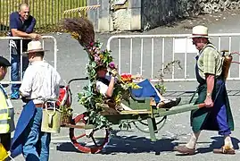 Course de brouettes.