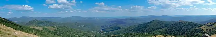 Vue des Cévennes vers l'est à 1 000 m d'altitude depuis la départementale D329 à la serre de la Toureille.