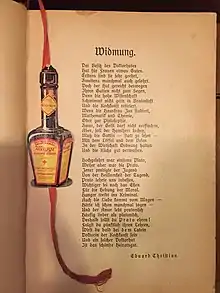 Widmung. Der Besitz des Doktorhutes Hat für Frauen etwas Gutes. Erstens sind sie sehr geehrt, Zweitens manchmal auch gelehrt. Doch der Hut gereicht deswegen Ihren Gatten nicht zum Segen, Denn die hohe Wissenschaft Schwimmt nicht gern in Bratensaft Und die Kochkunst retiriert, Wenn die Hausfrau Jus studiert, Mathematik und Chemie, Oder gar Philosophie. Zwar, der Geist darf nicht verflachen, Aber, soll der Hausherr lachen, Muss die Gattin – statt zu lesen – Mit dem Löffel und dem Besen In der Wirtschaft Ordnung halten Und die Küche gut verwalten. Hochgelehrt ar einstens Plato, Weiser aber war die Prato. Jener predigte der Jugend Von der Heilsamkeit der Tugend, Prato lehrte uns indessen, Wichtiger sei noch das Essen Für die Hebung der Moral. Hunger treibt ins Kriminal. Auch die Liebe kommt vom Magen – Hörte ich schon manchmal sagen – Und der Amor lebt pratonisch Häufig lieber als platonisch. Deshalb sollst Du P r a t o  ehren! Folgst Du pünktlich ihren Lehren, Wirst Du bald bei d e m  Latein Doktorin der Kochkunst sein Und ein solcher Doktorhut Ist das schönste Heiratsgut.