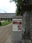 Vue de la plaque signalétique de présentation du couvent