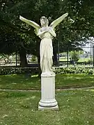 Vue de la statue d'un ange présente dans le parc