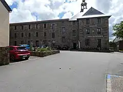 Vue générale du musée depuis la place des Trois Piliers en 2021