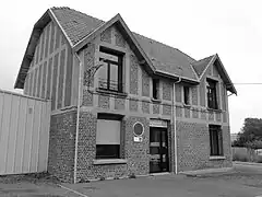 Des habitations groupées par deux reconverties en hôtel d'entreprises.