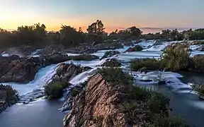 Cascades de Li Phi (chutes de Khone) au crépuscule avec un ciel coloré.