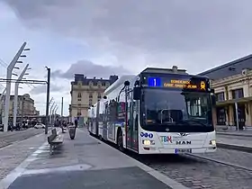 Photographie d'un bus de la ligne no 1 stationné devant la Gare de Bordeaux.