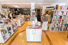 Photographie de l’intérieur de la librairie L'Euguélionne, à Montréal, au Canada.