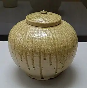 Jarre à couvercle. Grès de Sanage (Nagoya), à glaçure de cendre. 10e s. Musée national de Tokyo.
