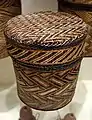 Panier et son couvercle tissés en fibre végétale (roseaux) - Longo Bonda - Côte de Loango - Gabon fin du xixe&nbsp;siècle. Cincinnati Art Museum.