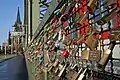 Cadenas accrochés aux grilles du pont Hohenzollern à Cologne, en Allemagne.