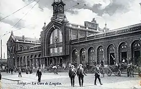 Idem, avec un L surmonté d'une couronne accroché à la verrière.