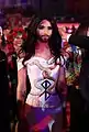 En 2014, le chanteur Conchita Wurst au Life Ball (en) à Vienne (Autriche)