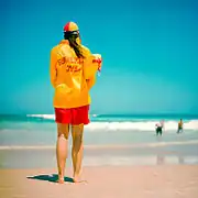 Une sauveteuse surveille la plage de Bondi Beach.