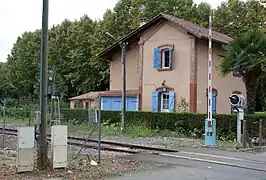 Le passage à niveau no&nbsp;79 de la ligne de Morcenx à Bagnères-de-Bigorre, rue de la Fonderie, à Maubourguet.