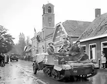 Des véhicules du régiment royal d’infanterie légère d’Hamilton traversant Krabbendijke le 27 octobre 1944.