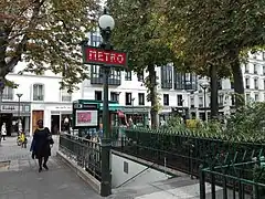 L'un des accès de la station.