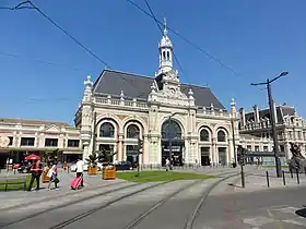 Façade avant de la gare avec les voies du tramway passant devant