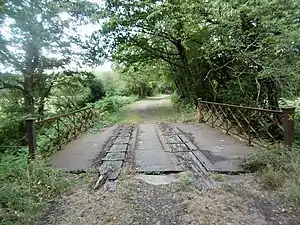 Ligne Le Dorat-Magnac Laval chemin de randonnée passage sur un pont près du Dorat