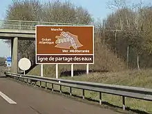 Ligne de partage des eaux sur l'A6 vers le nord près de Châteauneuf (Côte-d'Or).