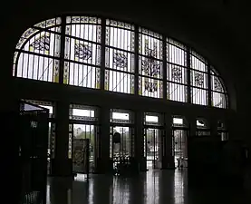 Vitraux, en façade sud.