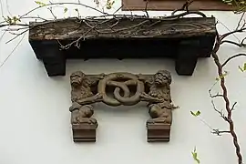 Sculpture de deux lions tenant un bretzel (no&nbsp;2).