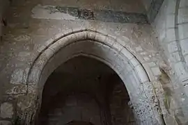 chapelle seigneuriale avec litre et armes.