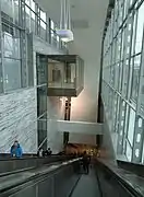 Escalier mécanique entre l'aéroport et la gare..