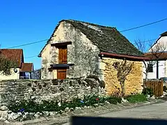 Petit patrimoine bâti avec toit de laves.