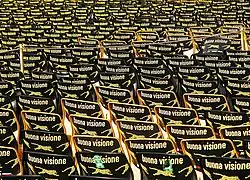 Chaises sur la Piazza Grande&nbsp;(it).