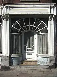 Place du Chenois. Maison du début du XXe&nbsp;siècle ayant conservé une belle devanture et une façade de style Art nouveau.