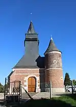 Façade et portail défendu par l'unique tour.