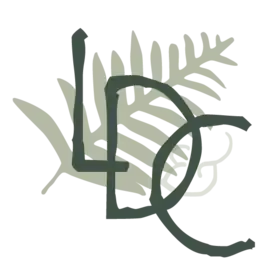 Lettres vertes «&nbsp;LDC&nbsp;» en diagonale sur une feuille de fougère vert claire.