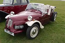 Une 2 CV Lomax&nbsp;(en) à trois roues.