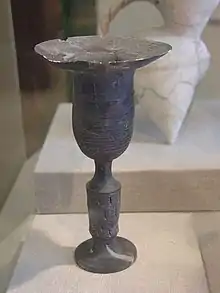 Coupe noire « coquille d'œuf » typique de la culture de Longshan, 2900-1900 avant l'ère commune. Université de Pékin.
